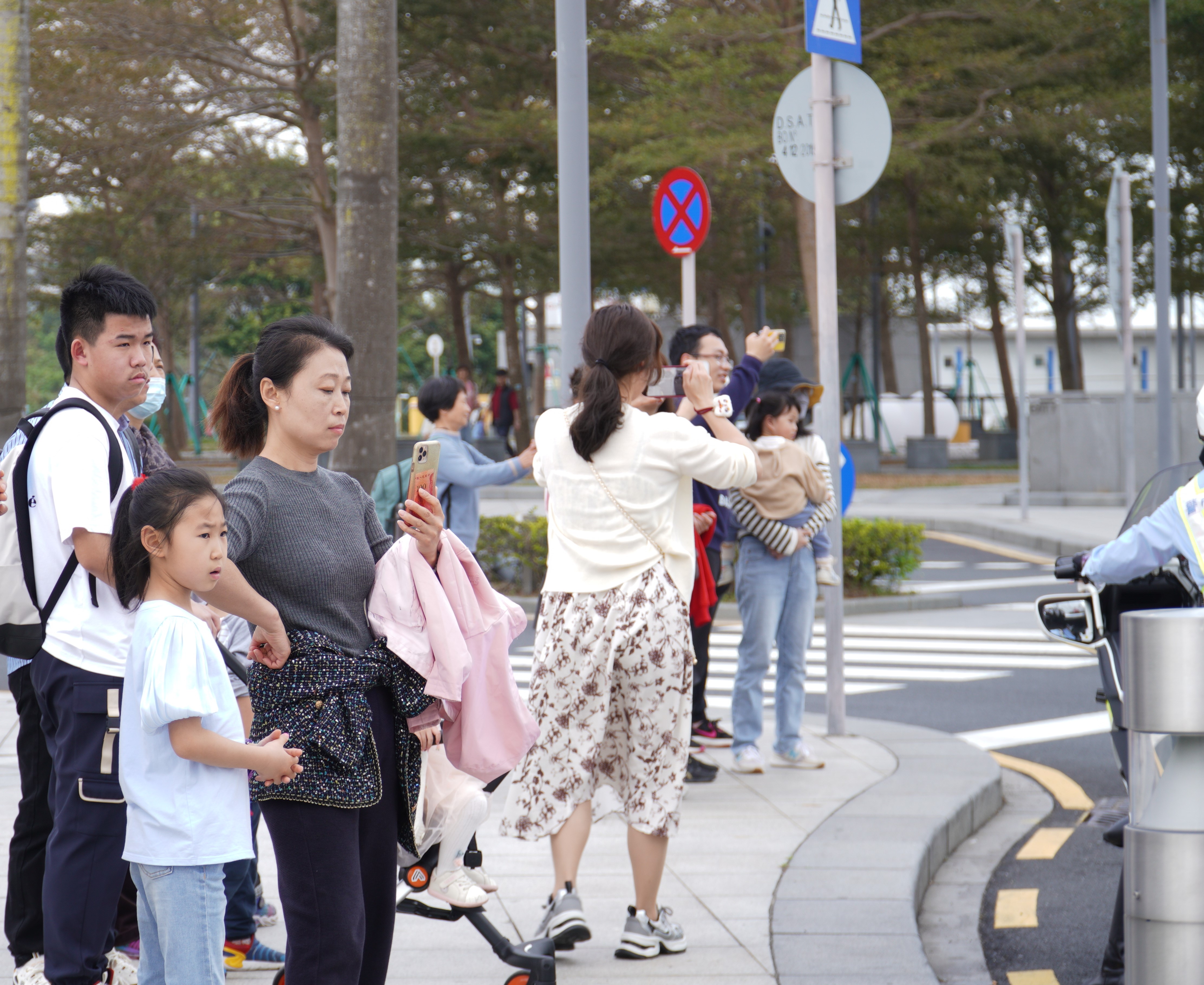 A9    車隊經過路上，吸引不少途人駐足觀看。.JPG